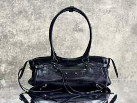 Picture of Balenciaga Handbags _SKUfw212202737fw